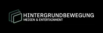 Logo mit drei sich überlappenden Rechtecken und dem Schriftzug „HINTERGRUNDBEWEGUNG MEDIEN & ENTERTAINMENT“ auf schwarzem Hintergrund.